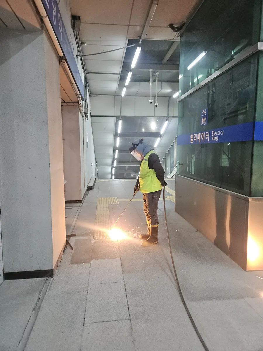 역사바닥 미끄럼방지시공 사례 2 — 역사 바닥 시공 시공 후
